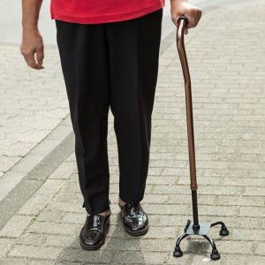 Arm nach Schlaganfall beim Gehen gebeugt oder verkrampft?